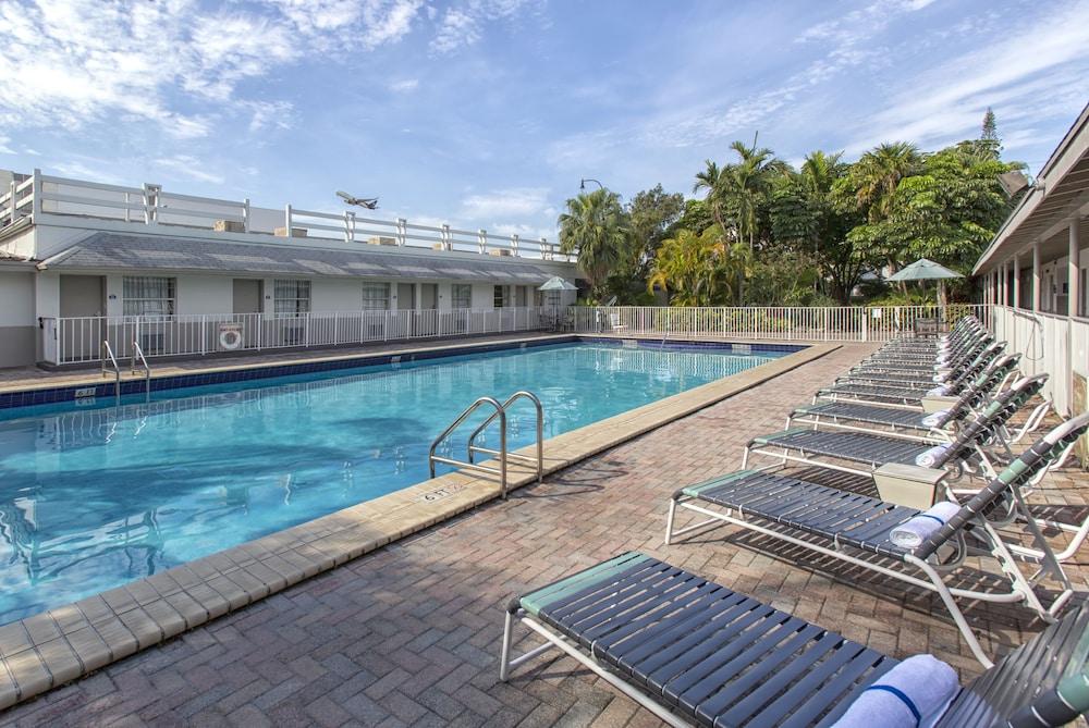 Days Inn By Wyndham Miami Airport North Майами-Спрингс Экстерьер фото